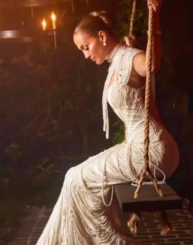 Jennifer Lopez mặc ba chiếc váy cưới siêu kỳ công và tốn kém  của Ralph Lauren - Ảnh 4.