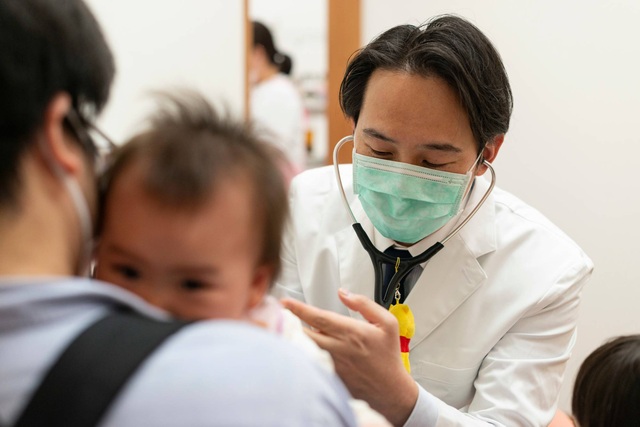Nhật Bản đẩy mạnh tiêm vaccine COVID-19 cho trẻ em - Ảnh 1.