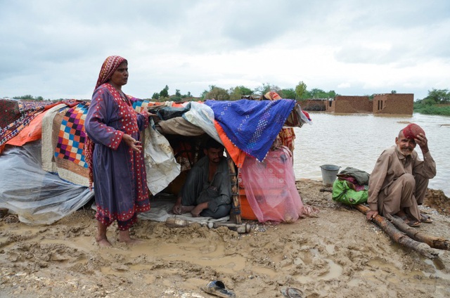 Hơn 900 người thiệt mạng, trên 30 triệu người bị ảnh hưởng bởi lũ lụt ở Pakistan - Ảnh 1.