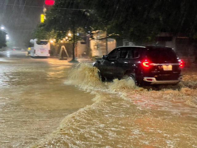 Bão số 3 gây mưa lớn, nhiều tuyến phố tại Quảng Ninh, Hải Phòng bị ngập úng - Ảnh 2.