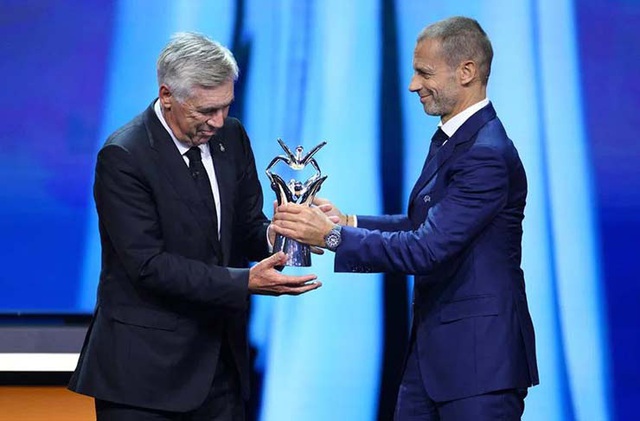 Benzema và Ancelotti giành giải Cầu thủ và HLV xuất sắc nhất năm của UEFA - Ảnh 2.