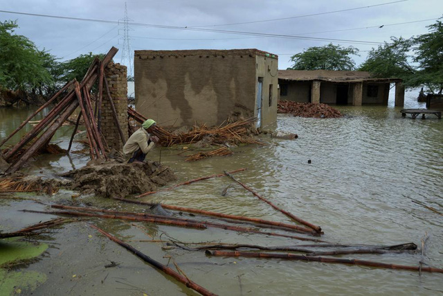 Pakistan kêu gọi cộng đồng quốc tế hỗ trợ các nạn nhân lũ lụt - Ảnh 1.