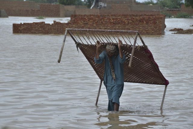 Pakistan kêu gọi cộng đồng quốc tế hỗ trợ các nạn nhân lũ lụt - Ảnh 2.