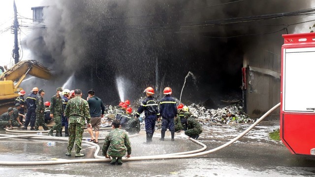 Cháy kho hàng gia dụng gây thiệt hại lớn tại Tuyên Quang - Ảnh 2.