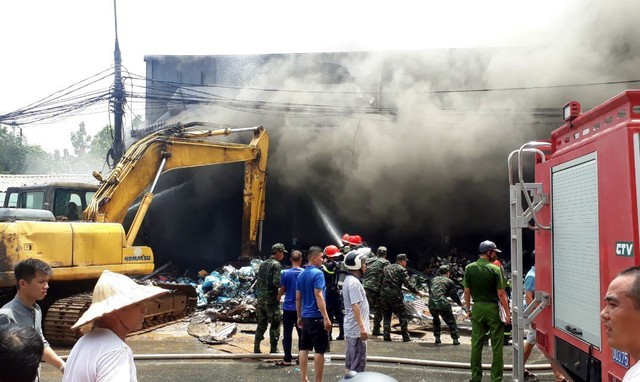 Cháy kho hàng gia dụng gây thiệt hại lớn tại Tuyên Quang - Ảnh 1.