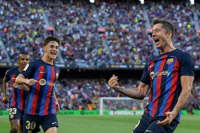 Lewandowski tỏa sáng, Barcelona mở bữa tiệc bàn thắng trên Nou Camp - Ảnh 1.