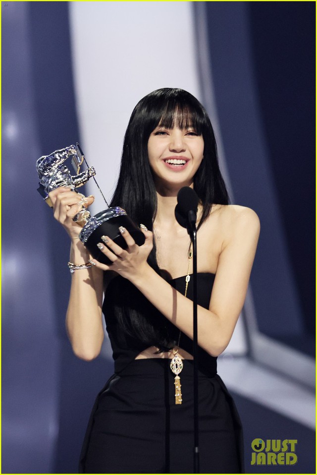 Lisa (BLACKPINK) không chỉ là một nghệ sĩ Kpop nổi tiếng mà cô nàng còn được vinh danh bằng nhiều giải thưởng danh giá khác nhau. Hãy xem những khoảnh khắc Lisa cùng nhận giải và cảm nhận tài năng của cô nàng.