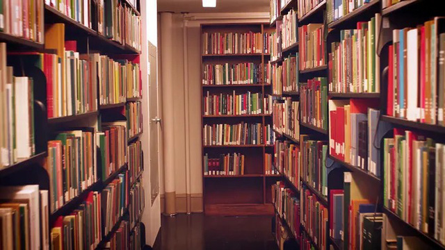 Muộn còn hơn không: Người đàn ông trả sách cho thư viện sau 75 năm - Ảnh 2.