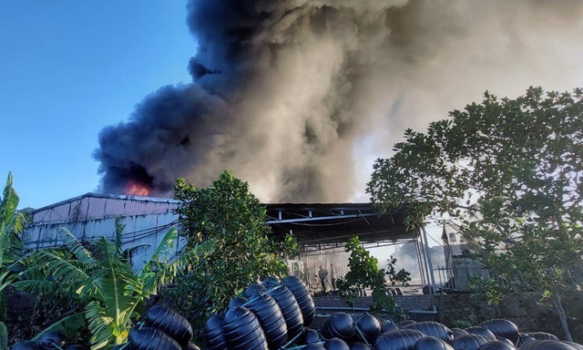 Cháy lớn thiêu rụi một cơ sở sản xuất nhựa ở huyện Hải Hà, Quảng Ninh - Ảnh 1.