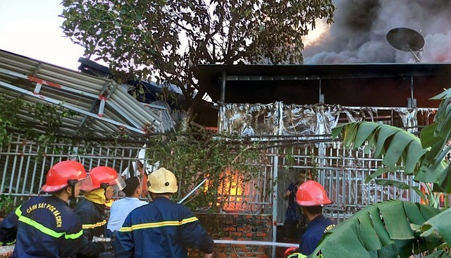 Cháy lớn thiêu rụi một cơ sở sản xuất nhựa ở huyện Hải Hà, Quảng Ninh - Ảnh 2.