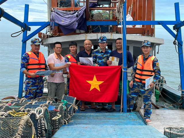 Hải đoàn 18 BĐBP tổ chức tuyên truyền, phổ biến, giáo dục pháp luật  cho ngư dân Sóc Trăng, Trà Vinh - Ảnh 1.