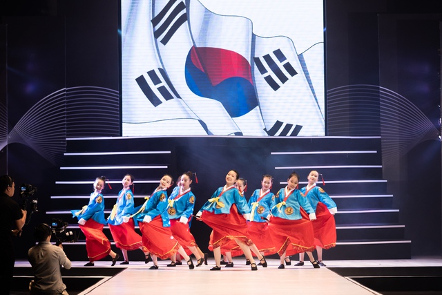 Mẫu nhí diện trang phục đậm chất Hàn mở màn tại Đại hội Siêu mẫu nhí 2022 - Ảnh 4.