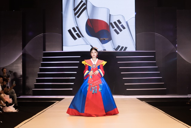 Mẫu nhí diện trang phục đậm chất Hàn mở màn tại Đại hội Siêu mẫu nhí 2022 - Ảnh 1.