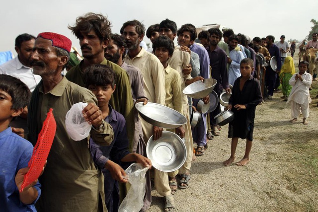 Nửa triệu người trở thành vô gia cư sau đợt lụt khiến 1/3 Pakistan chìm trong nước lũ - Ảnh 1.