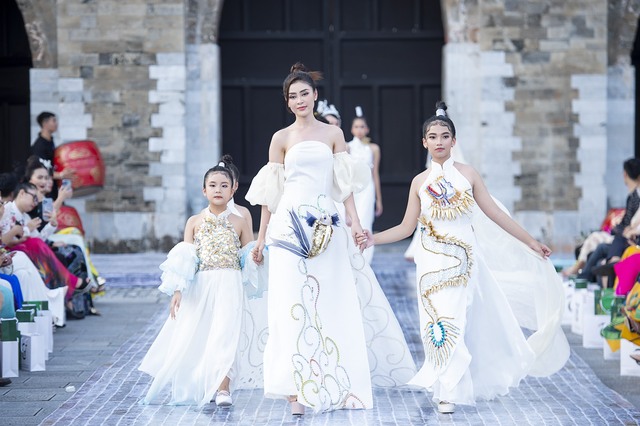 Mẫu nhí tự tin catwalk cùng Hoa hậu Lý Kim Thảo ở Hoàng thành Thăng Long - Ảnh 5.