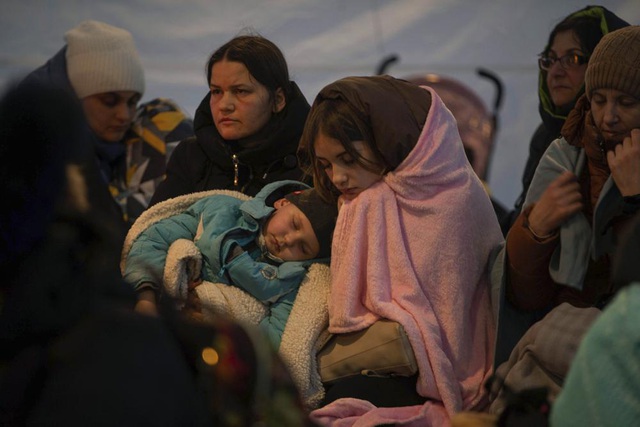 Châu Âu tiếp nhận hơn 6,3 triệu người tị nạn Ukraine - Ảnh 1.