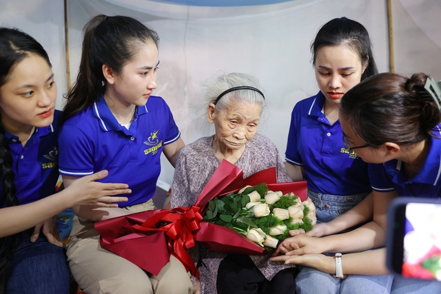 Thí sinh Sao Mai 2022 Khu vực miền Trung - Tây Nguyên tặng quà mẹ Việt Nam Anh hùng - Ảnh 5.
