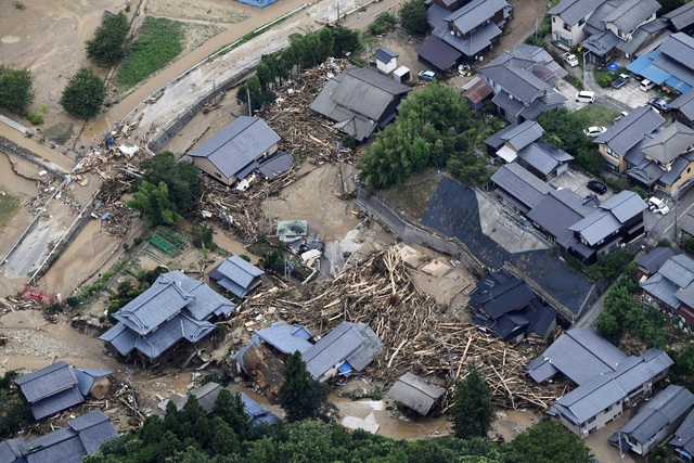 Mưa lớn ở miền Bắc Nhật Bản khiến 3 người mất tích, hàng nghìn người phải sơ tán - Ảnh 2.