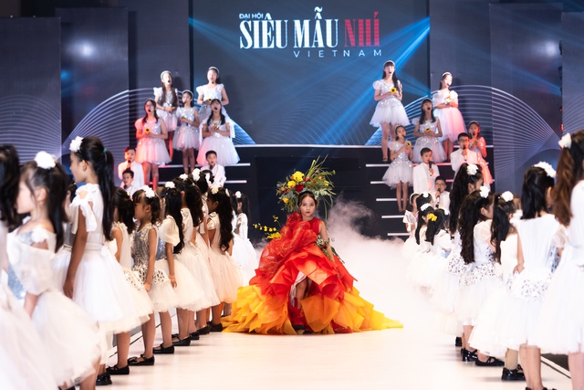 Ngắm mẫu nhí diễn kết màn BST Em và hoa tại Đại hội Siêu mẫu nhí 2022 - Ảnh 2.