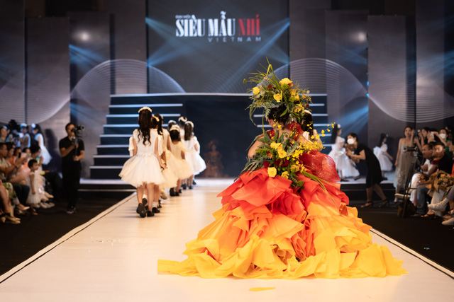 Ngắm mẫu nhí diễn kết màn BST Em và hoa tại Đại hội Siêu mẫu nhí 2022 - Ảnh 6.