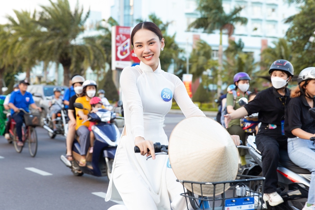 Thí sinh Miss World Vietnam diện áo dài đạp xe sau tranh cãi mặc thiếu vải trên xe bus 2 tầng - Ảnh 2.