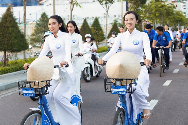Thí sinh Miss World Vietnam diện áo dài đạp xe sau tranh cãi mặc thiếu vải trên xe bus 2 tầng - Ảnh 3.