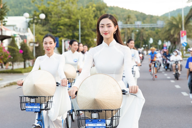 Thí sinh Miss World Vietnam diện áo dài đạp xe sau tranh cãi mặc thiếu vải trên xe bus 2 tầng - Ảnh 1.