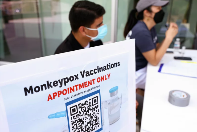 Mỹ tuyên bố bệnh đậu mùa khỉ là tình trạng khẩn cấp về sức khỏe cộng đồng - Ảnh 1.