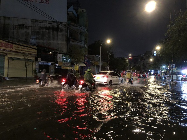 Nhiều tuyến đường ở TP Hồ Chí Minh ngập sâu sau cơn mưa kéo dài - Ảnh 1.