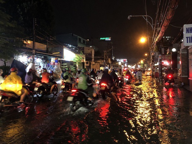 Nhiều tuyến đường ở TP Hồ Chí Minh ngập sâu sau cơn mưa kéo dài - Ảnh 2.