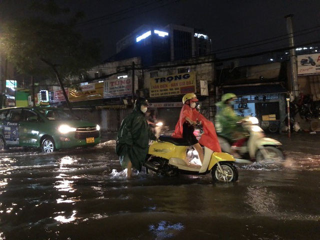 Nhiều tuyến đường ở TP Hồ Chí Minh ngập sâu sau cơn mưa kéo dài - Ảnh 4.
