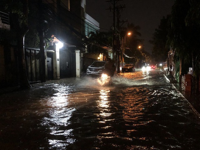 Nhiều tuyến đường ở TP Hồ Chí Minh ngập sâu sau cơn mưa kéo dài - Ảnh 3.