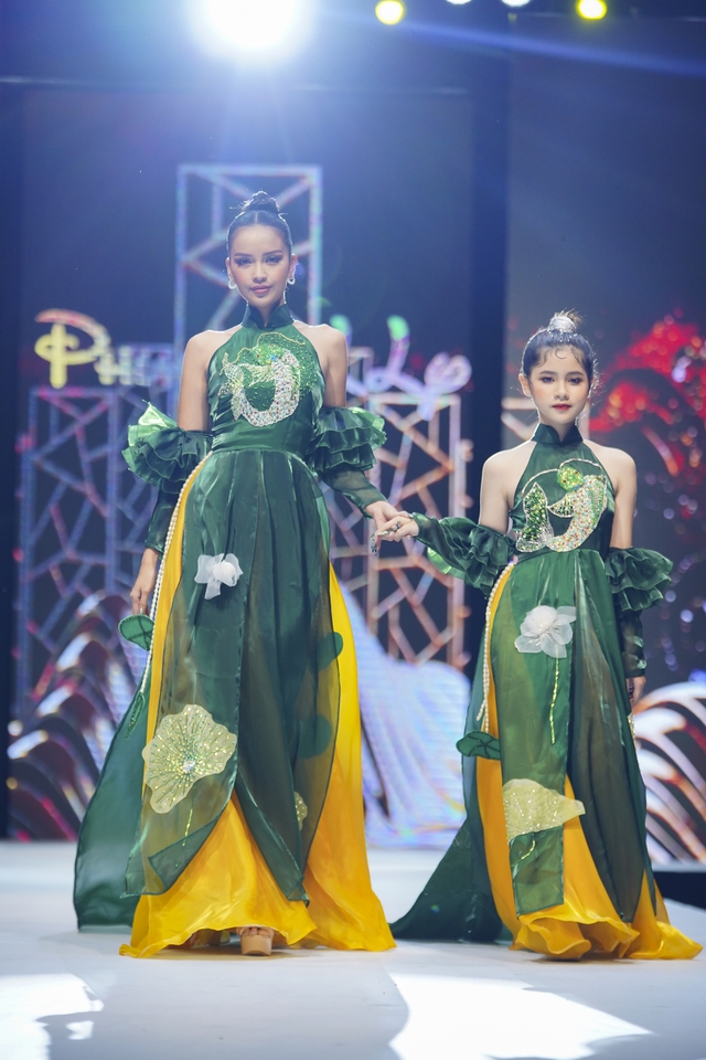 Hoa hậu Ngọc Châu xinh đẹp làm vedette tại show áo dài trên đất Nghệ - Ảnh 4.