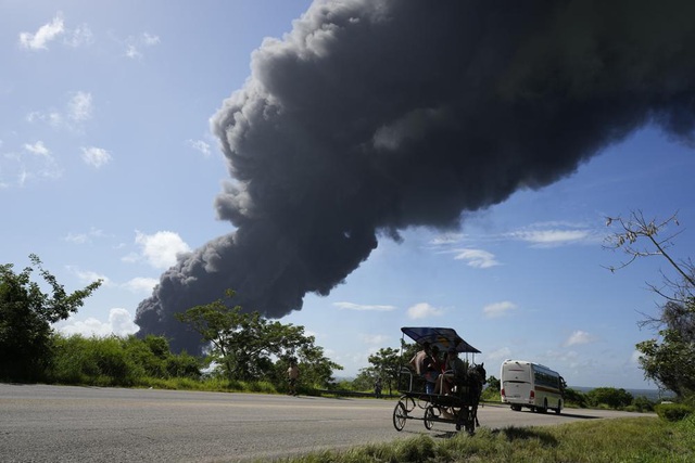 17 người mất tích, gần 80 người bị thương trong vụ cháy nổ kho dầu do sét đánh ở Cuba - Ảnh 1.