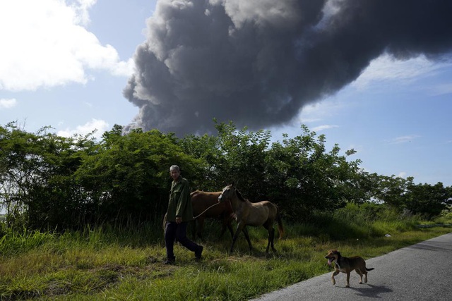 17 người mất tích, gần 80 người bị thương trong vụ cháy nổ kho dầu do sét đánh ở Cuba - Ảnh 4.