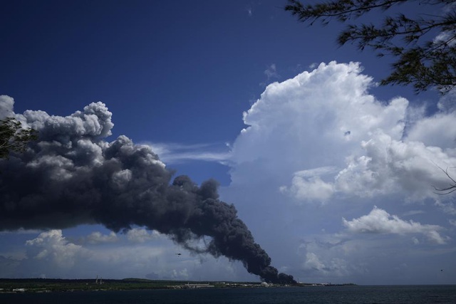 17 người mất tích, gần 80 người bị thương trong vụ cháy nổ kho dầu do sét đánh ở Cuba - Ảnh 6.