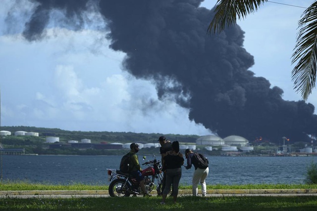 17 người mất tích, gần 80 người bị thương trong vụ cháy nổ kho dầu do sét đánh ở Cuba - Ảnh 7.