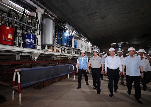 Thủ tướng: Thi công 3 ca 4 kíp, giao ban hàng tuần để xử lý vướng mắc dự án metro Nhổn - ga Hà Nội - Ảnh 1.