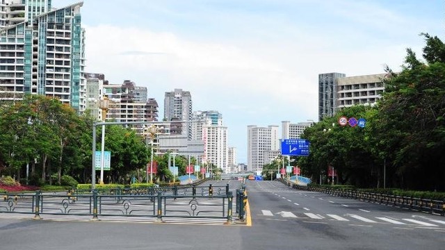 Trung Quốc phong tỏa các thành phố du lịch do COVID-19 - Ảnh 1.