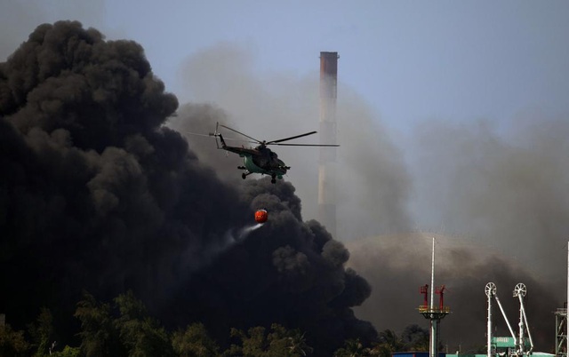Cuba cảnh báo ô nhiễm môi trường do đám cháy nghiêm trọng ở kho dầu - Ảnh 1.