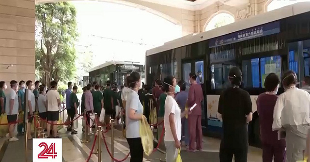 32 nghìn du khách đang mắc kẹt tại Thành phố Tam Á (Trung Quốc) - Ảnh 1.