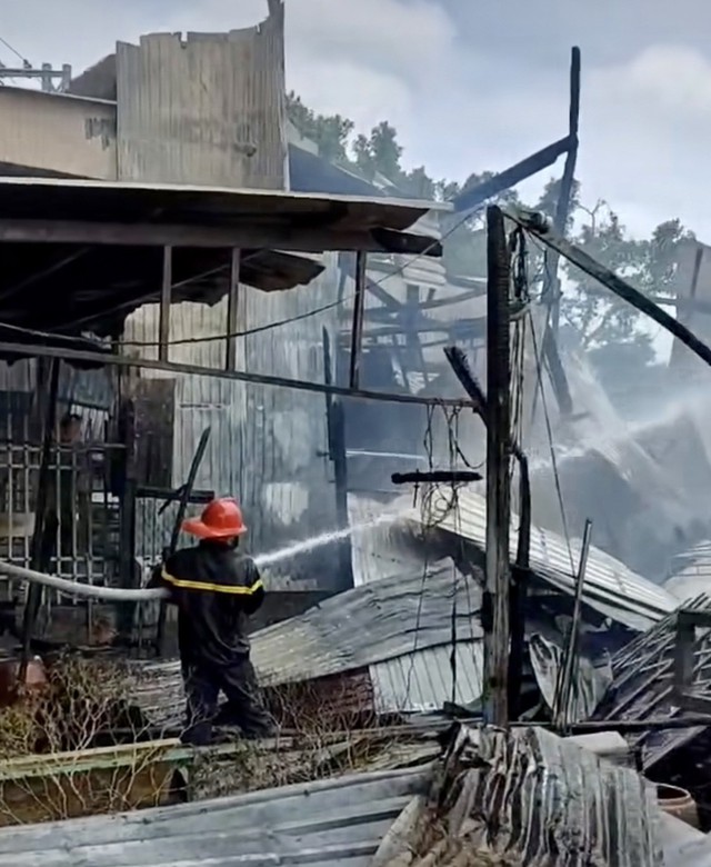 Hỏa hoạn thiêu rụi 3 căn nhà tại An Giang, cột khói cao hàng chục mét - Ảnh 4.