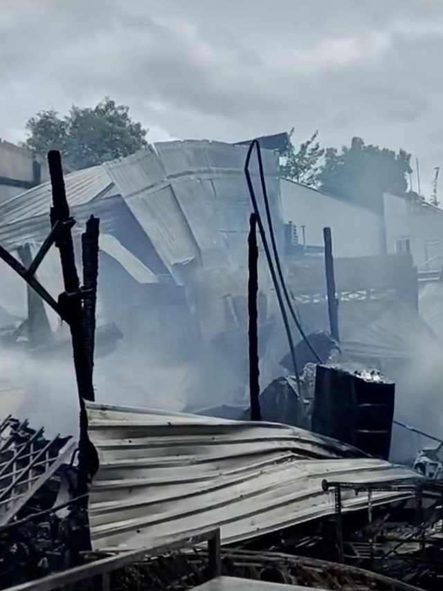 Hỏa hoạn thiêu rụi 3 căn nhà tại An Giang, cột khói cao hàng chục mét - Ảnh 2.
