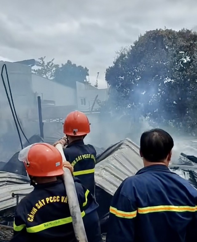 Hỏa hoạn thiêu rụi 3 căn nhà tại An Giang, cột khói cao hàng chục mét - Ảnh 3.