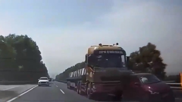 Vượt ẩu, xe con gặp nạn trên cao tốc Cầu Giẽ - Ninh Bình - Ảnh 1.