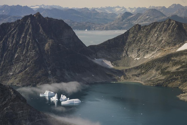 Băng tan ở Greenland có thể làm mực nước biển toàn cầu tăng gần 31 cm - Ảnh 1.