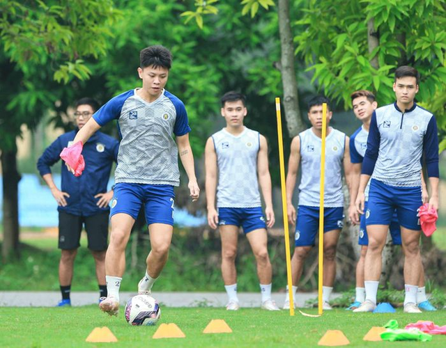 Nhiều cầu thủ CLB Hà Nội bị trộm giày thi đấu - Ảnh 1.
