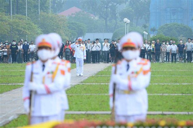 Lễ thượng cờ mừng Quốc khánh ở Lăng Chủ tịch Hồ Chí Minh - Ảnh 3.