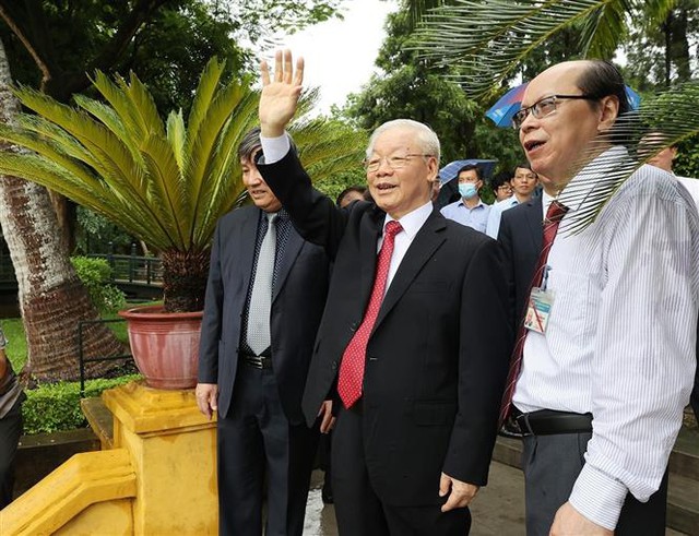 Tổng Bí thư Nguyễn Phú Trọng dâng hương tưởng niệm Chủ tịch Hồ Chí Minh - Ảnh 4.