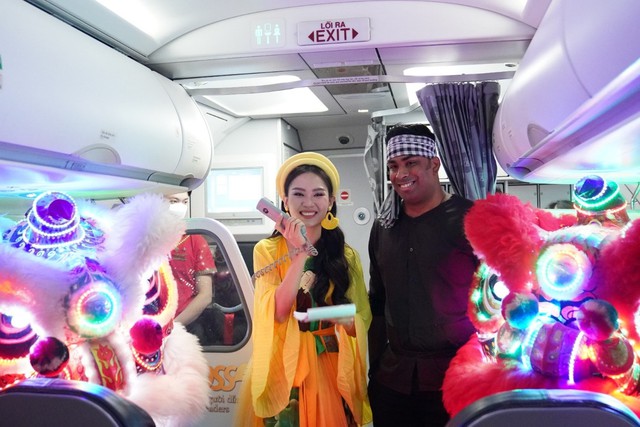 Chị Hằng Huỳnh Nguyễn Mai Phương bất ngờ vui Tết Trung thu trên chuyến bay Vietjet - Ảnh 7.